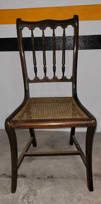 Cadeiras em madeira e palhinha