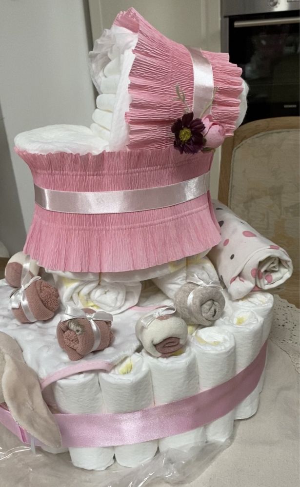 Tort pieluszkowy na baby shower na prezent