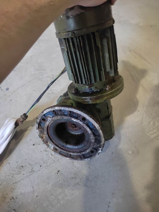 Електродвигун із редуктором електодвигатель