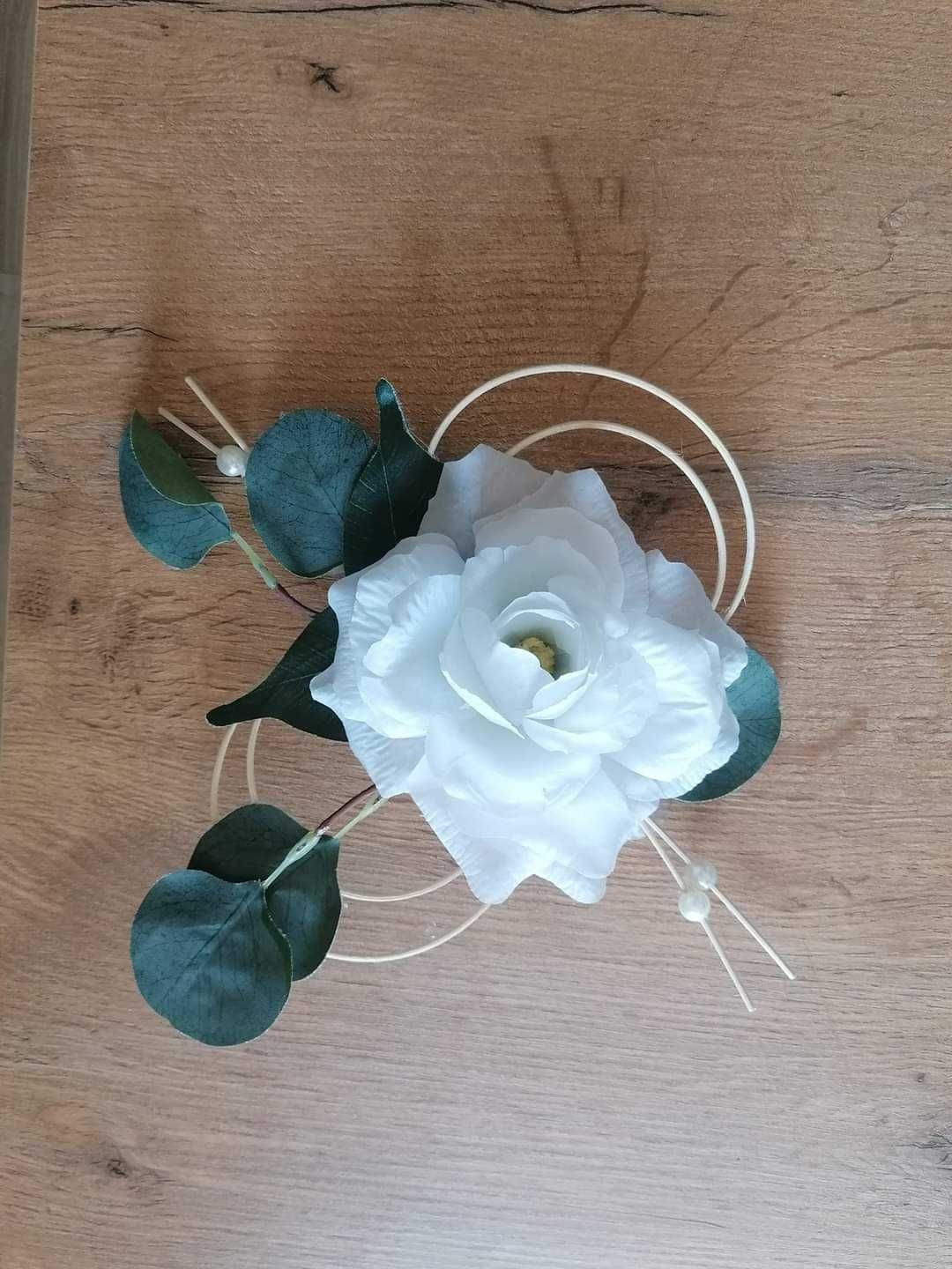 Kwiaty białe dekoracja na samochód  ślub/wesele