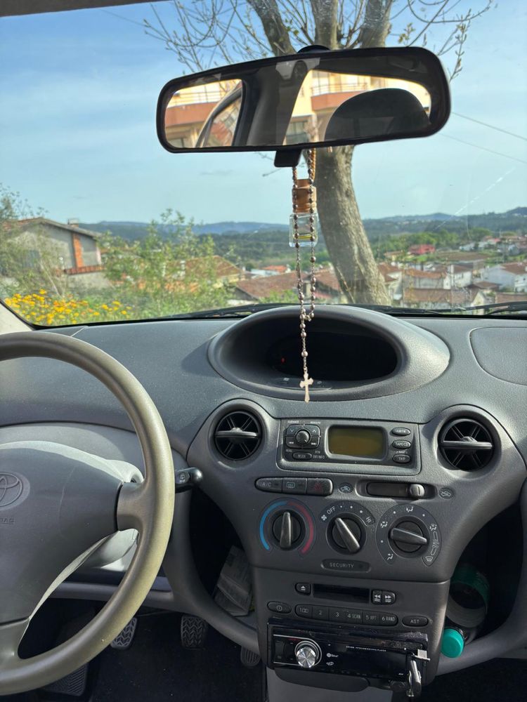 Toyota yaris 1.0 económico