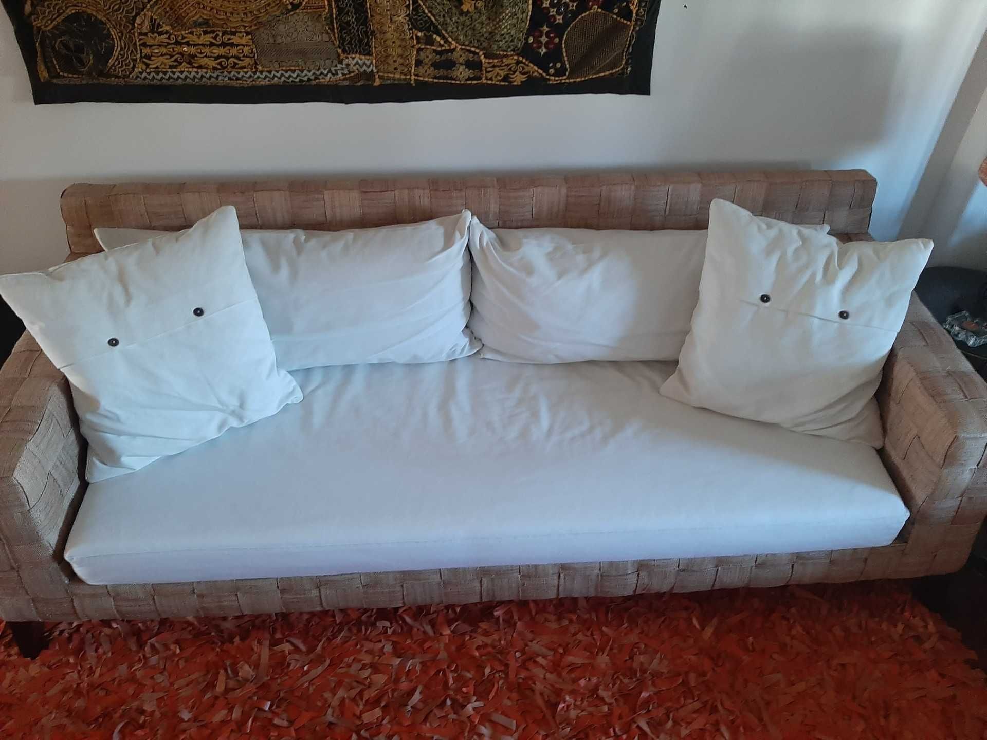 Vendo sofa com almofadas
