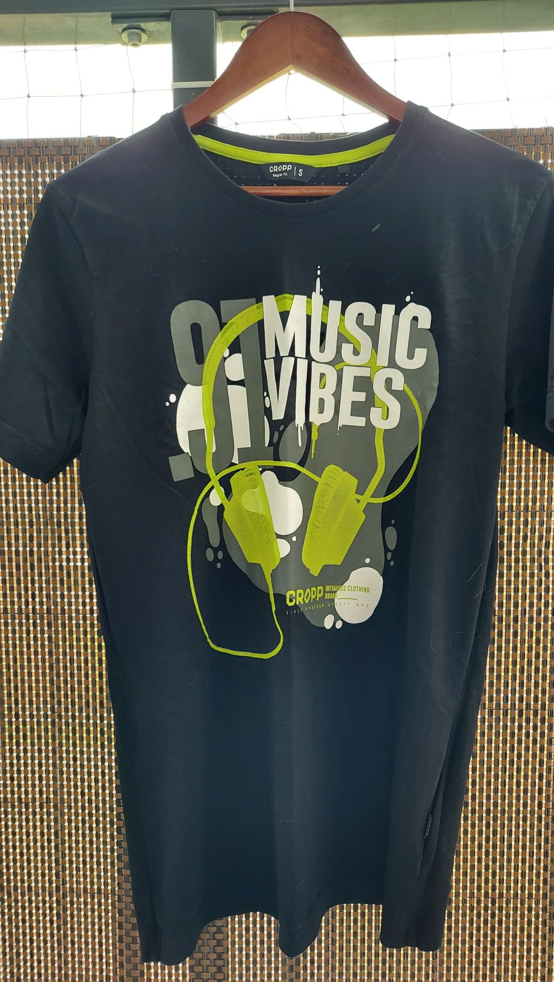 T-shirt koszulka firmy Cropp rozm. S kolor czarny z nadrukiem.