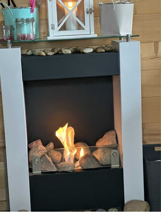 Biokominek metalowy z półką szklaną.