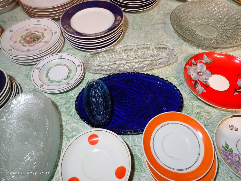 Тарелки, блюда , блюдца сервизов .
