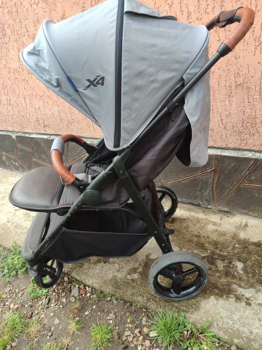 Прогулянкова коляска.