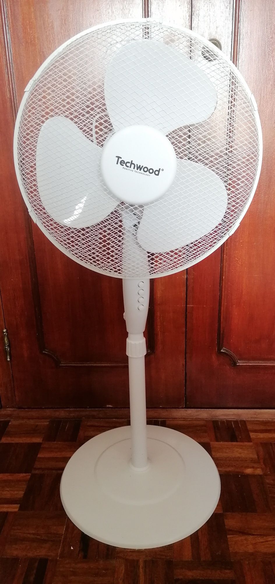 Ventuinha(ventilador de pé) +carregador de bateria de moto