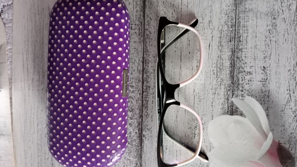 Okulary korekcyjne dla dziewczynki .