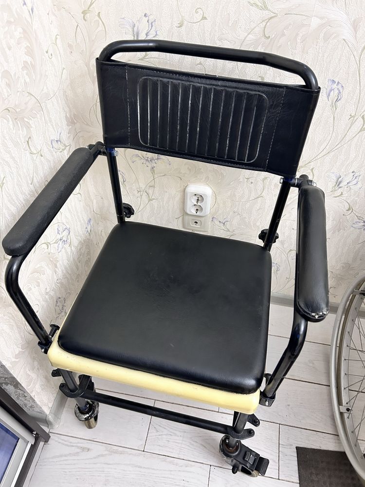 Перевозной стул для инвалидов с горшком