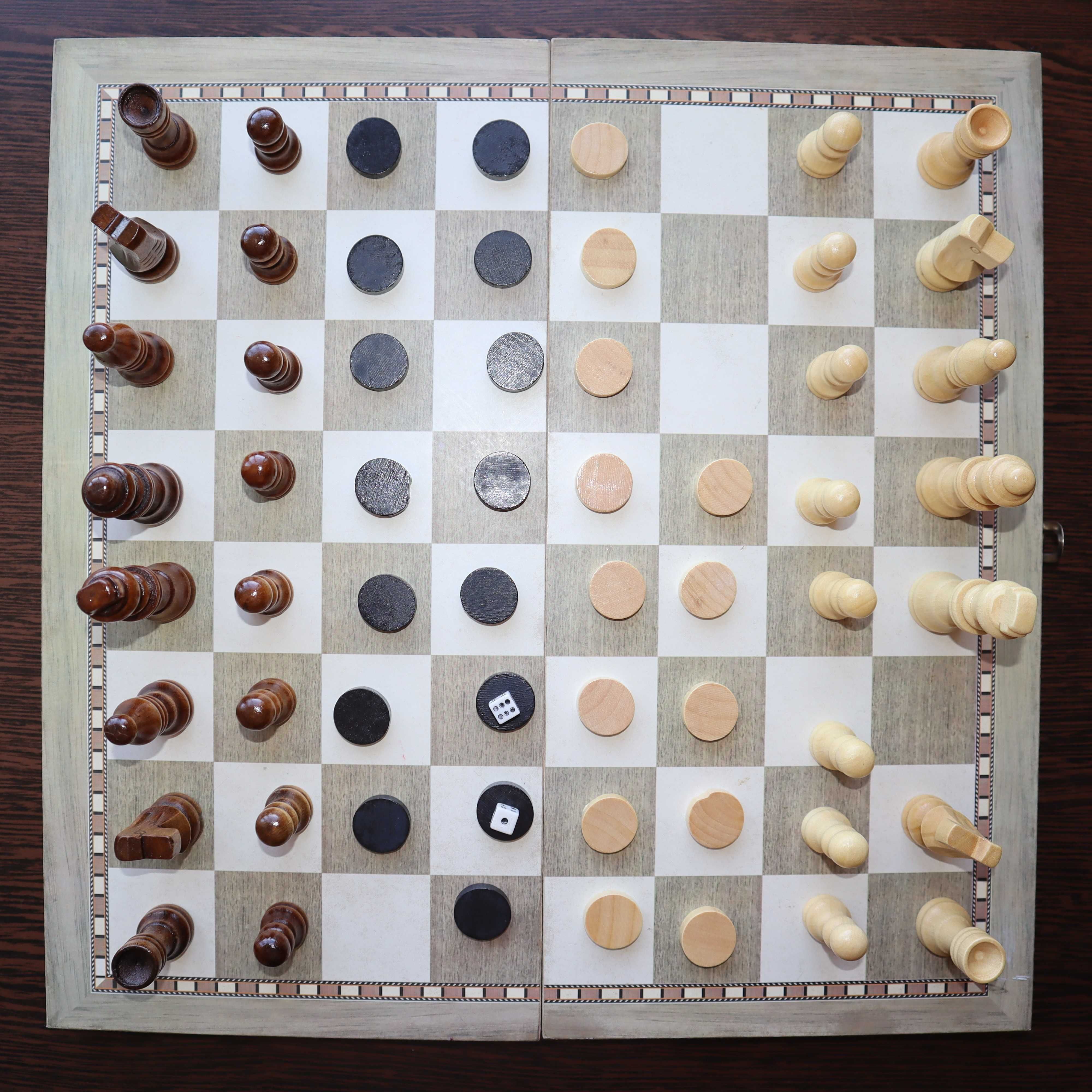 Шашки и шахматы на одной доске.