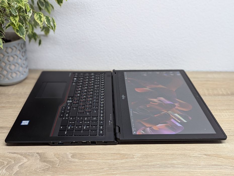 Продаю Fujitsu U758. 4ядра. Має сенсорний екран, підсвітку клавіатури.