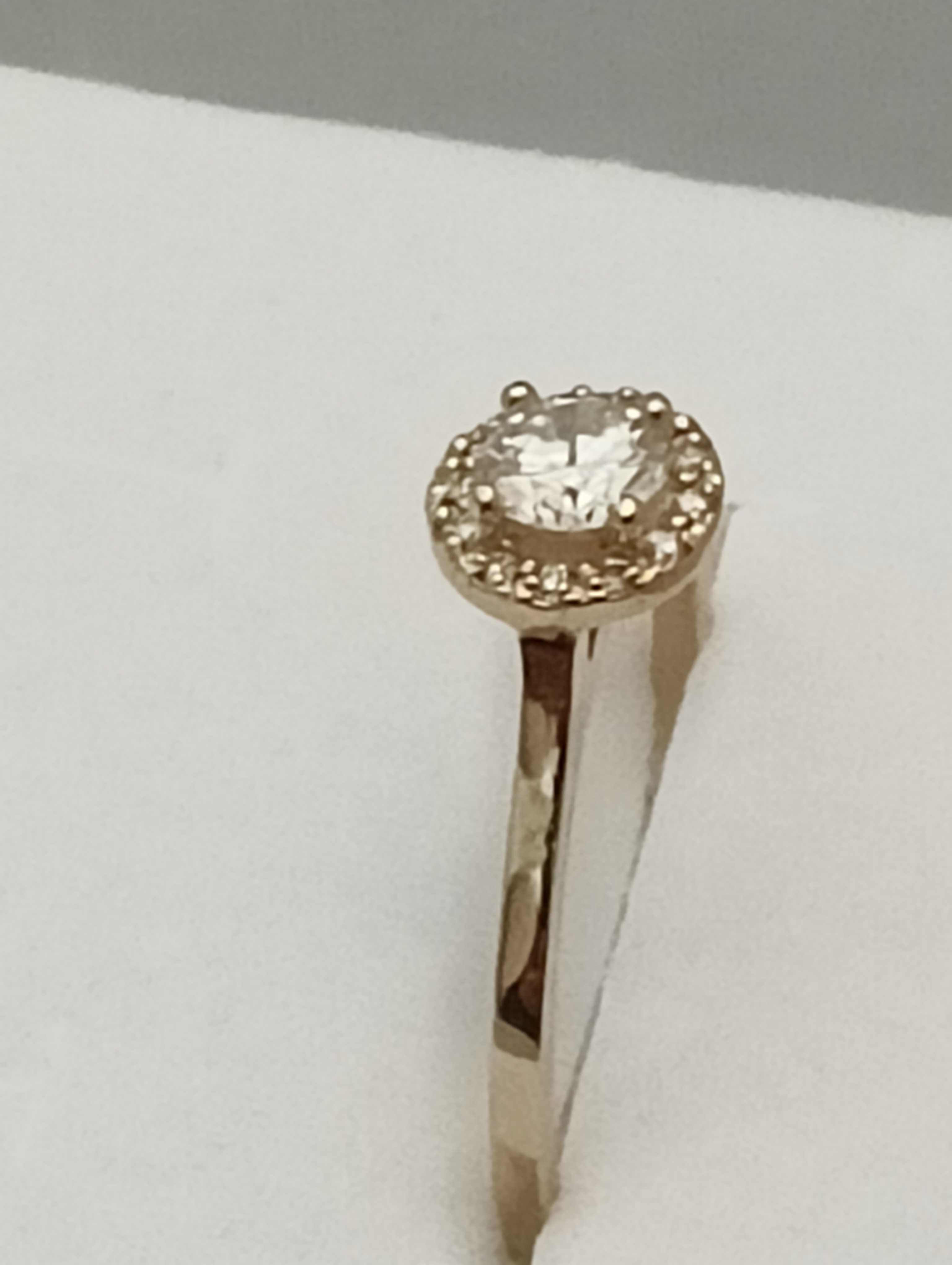 Złoty pierścionek z brylantami ok 0,3 ct
