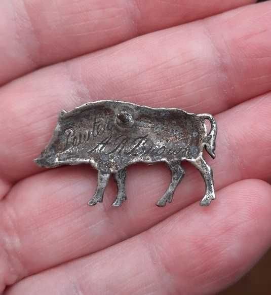 Broche de javali em estanho da A R Brown