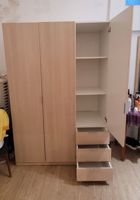 Cama de casal e roupeiro