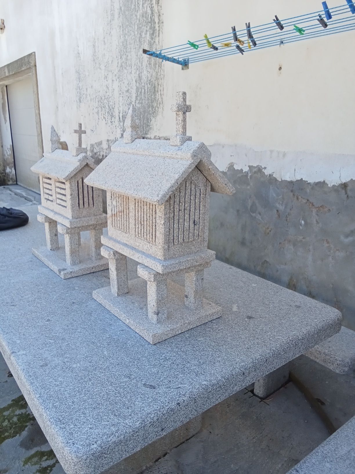 Espigueiros pequenos em granito