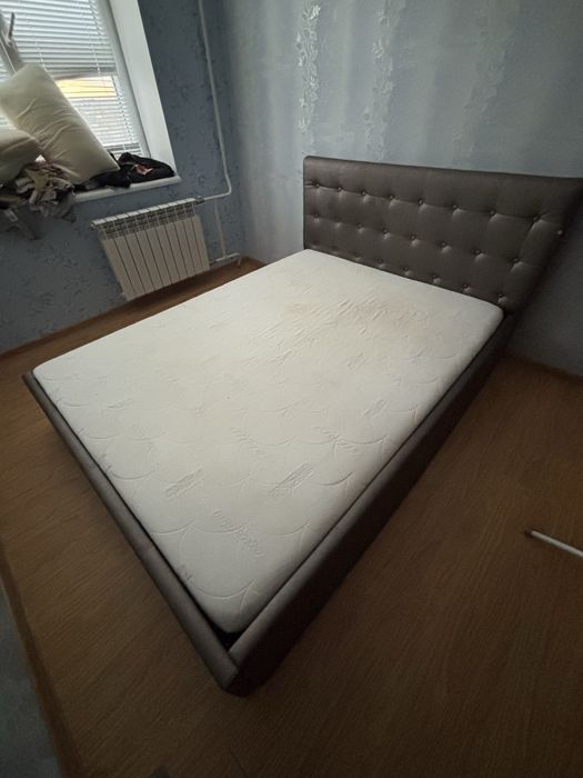 Ліжко з матрацом 1.6×2 м, матрац після хімчистки
