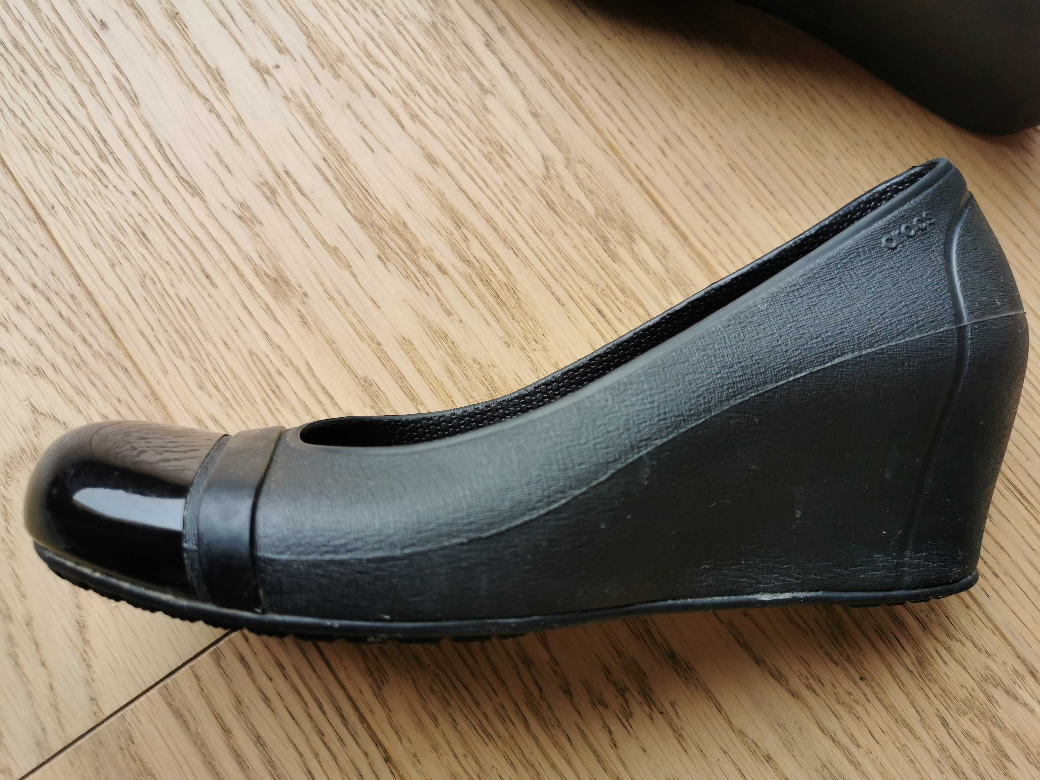 Półbuty crocs czarne na koturnie rozm. 36