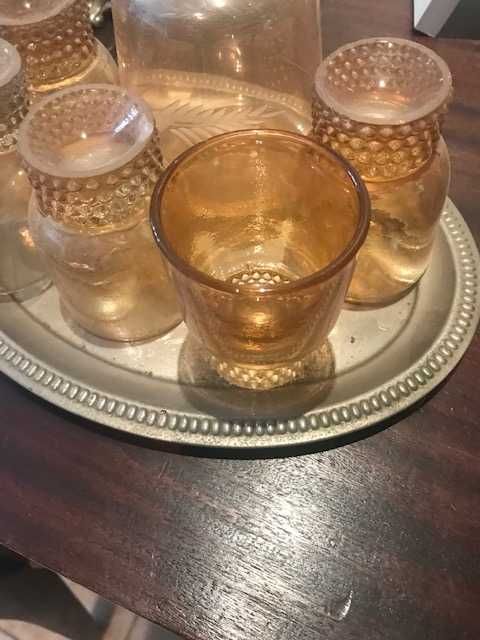 Garrafa de licor com copos em vidro oxidado (muito antigo)