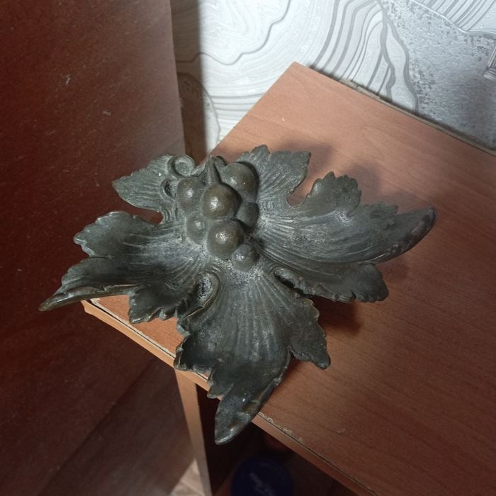 Попільнички,статуетки, підсвічники -бронзові.