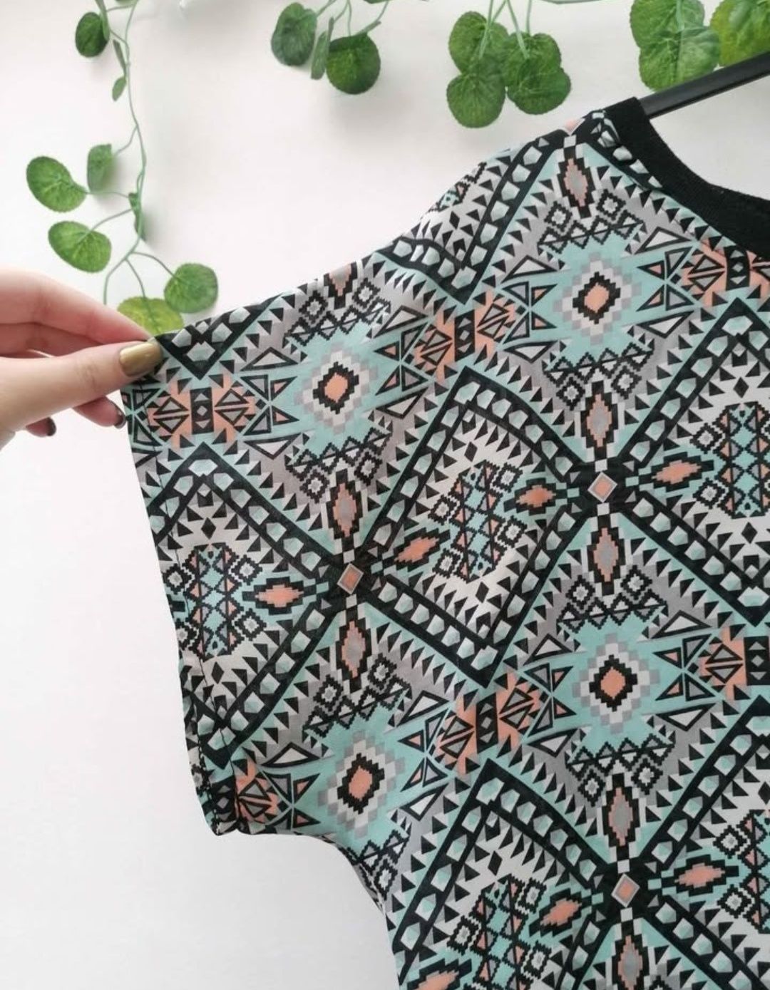 Blusa de Manga Curta com Padrão Geométrico