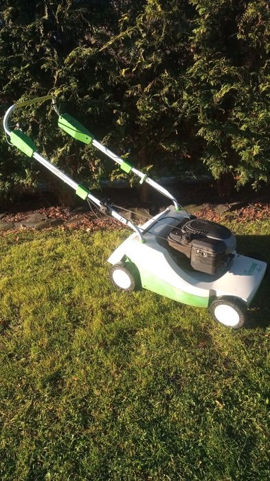 Kosiarka spalinowa Viking z napędem i koszem