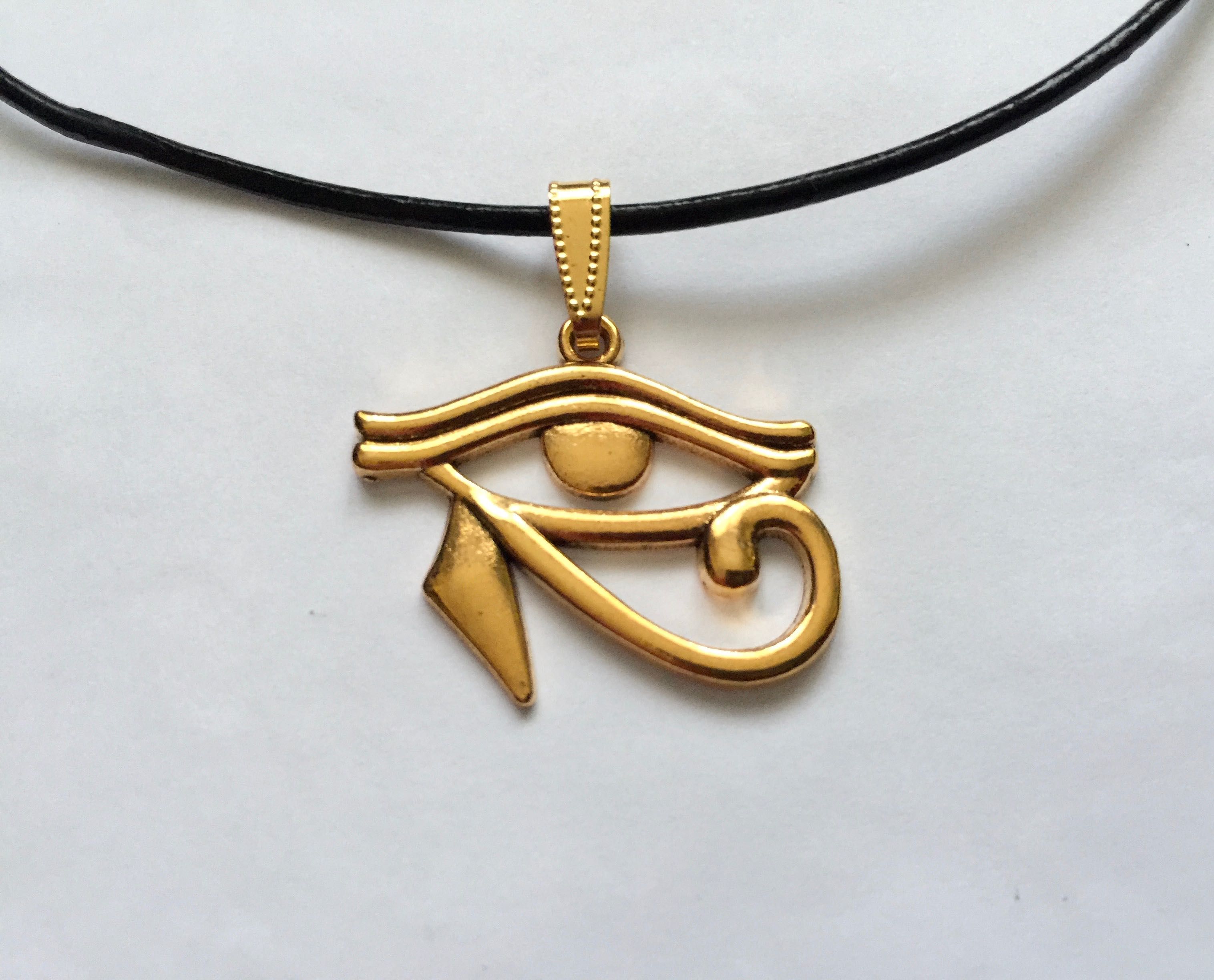 Egipt amulet Oko Horusa zawieszka na czarnym rzemyku złota