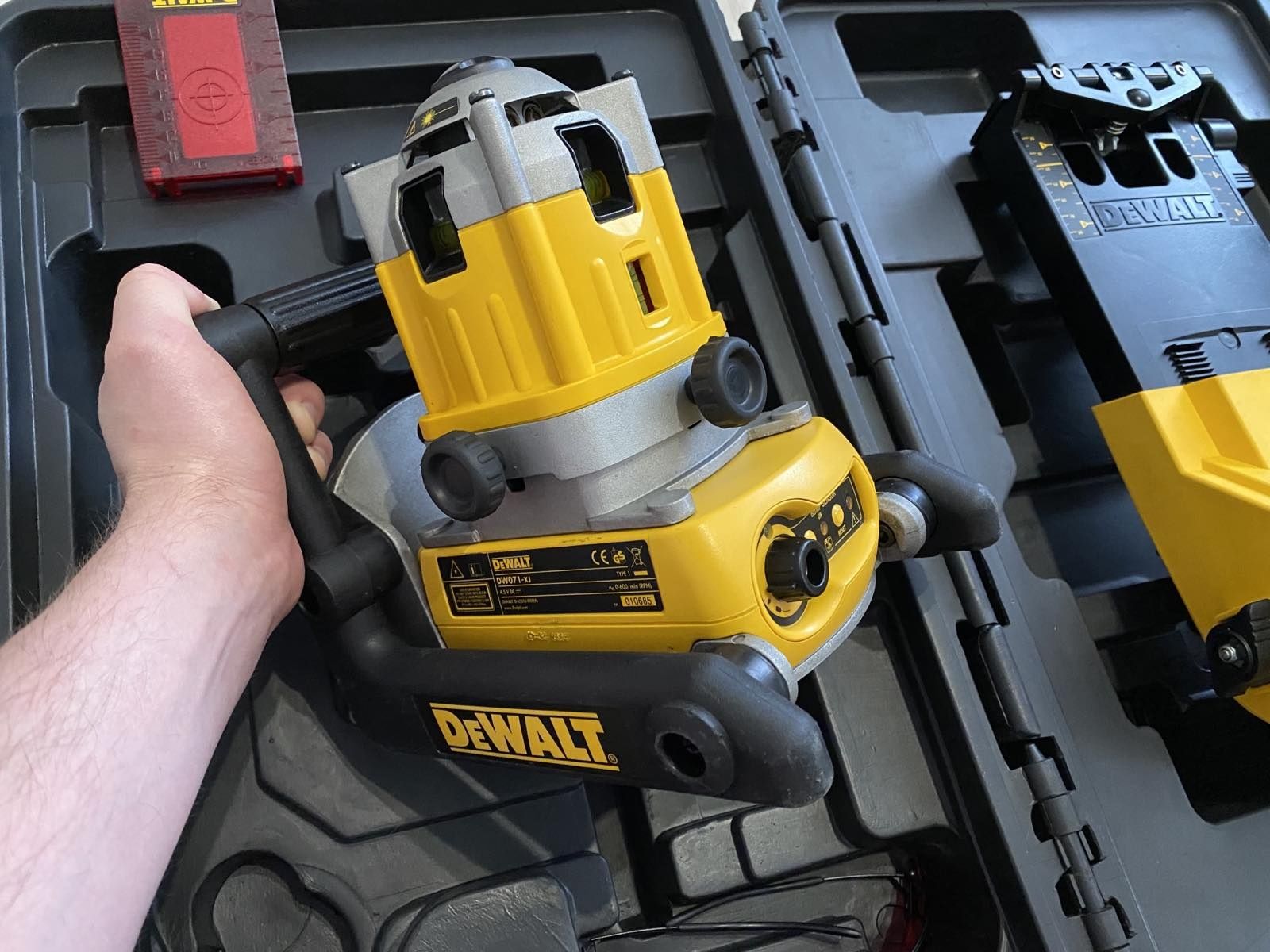 Ротационный лазерный нивелир DeWalt DW071KI лазер