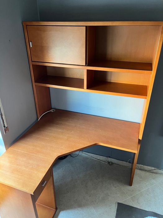 Estante com secretária em madeira maciça