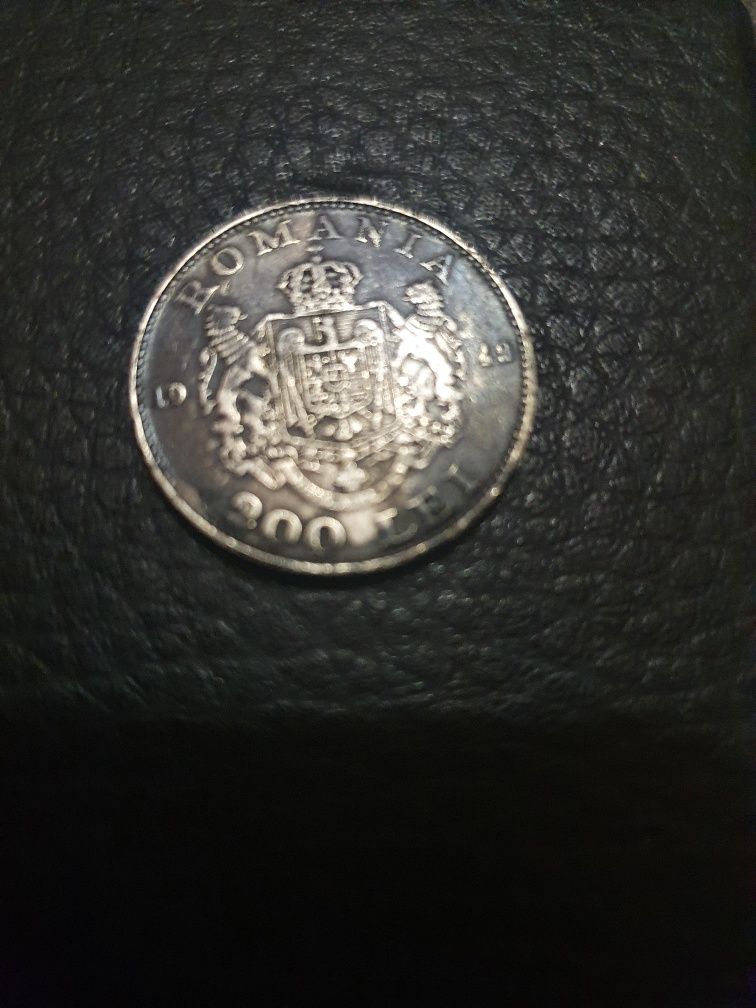 Продам серебряную монету 200 лей 1942.