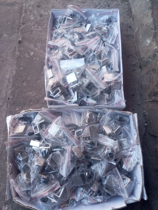 РУЧКА ДЛЯ СКЛЯНИХ ДВЕРЕЙ хром макс= 6 мм 20 х 28мм ціна договірна