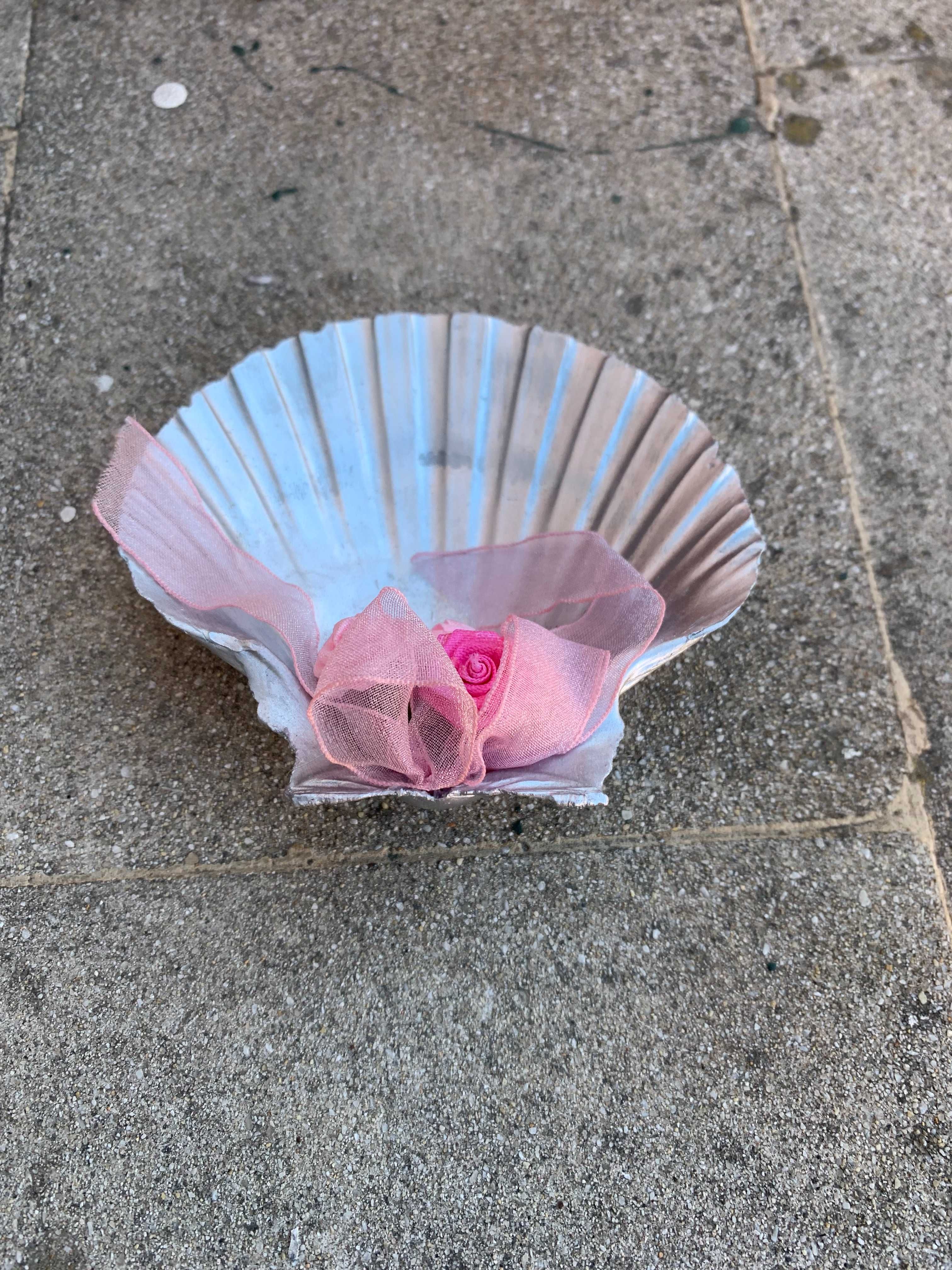 Concha de batismo prateada 5 rosas com saqueta transparente letra J