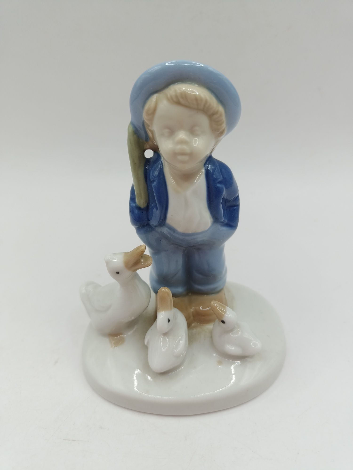Porcelana figura Chłopiec z trzema gąskami