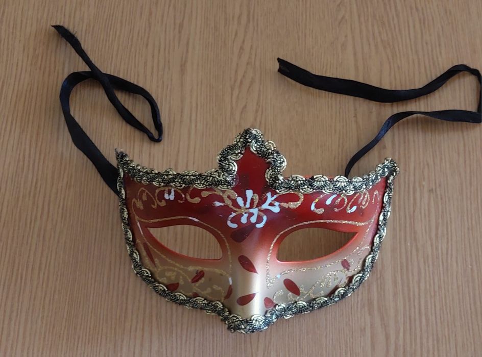 Маска карнавальная.