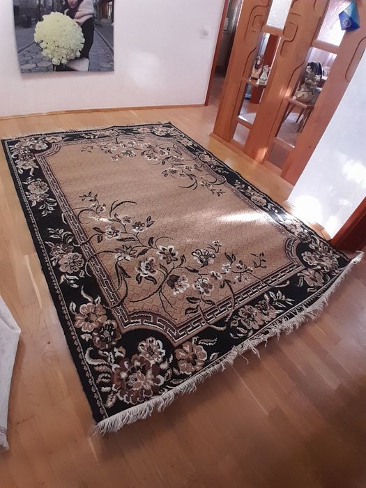 Продається килим в доброму стані розмір 2 на 3 метри