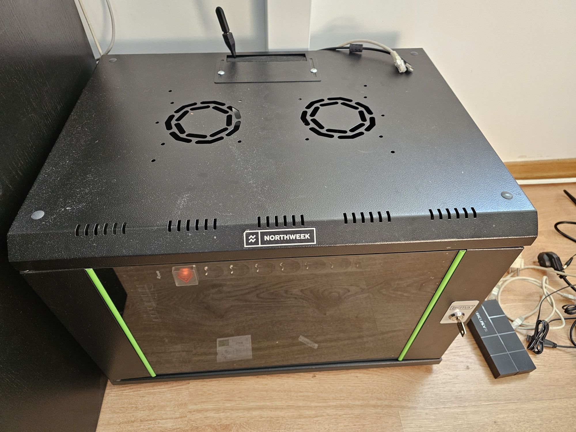 Digitus DN-19 07-U-SW armário rack 7U Rack de pendurar na parede Preto