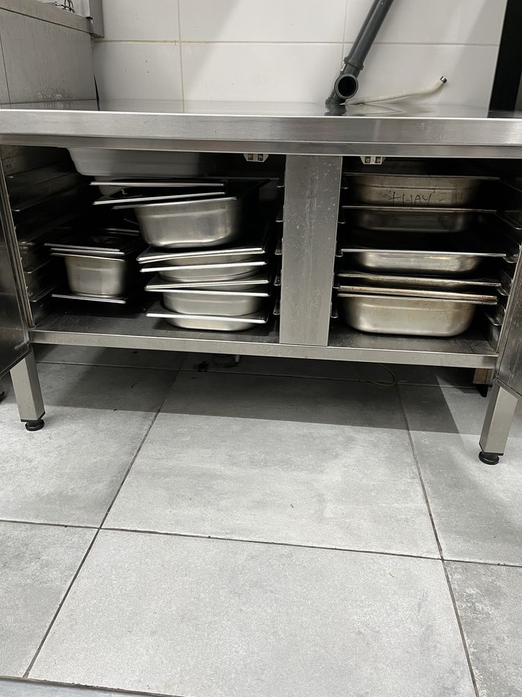 Banca em inox com portas