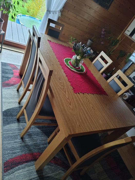 Stół rozkładany z krzesłami