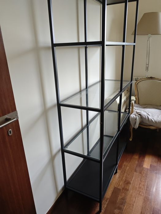 Estantes metálicas e vidro.