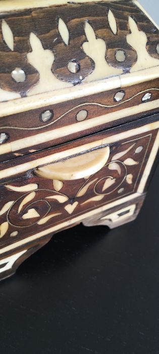 Fabulosa caixa com decoraçao embutida.