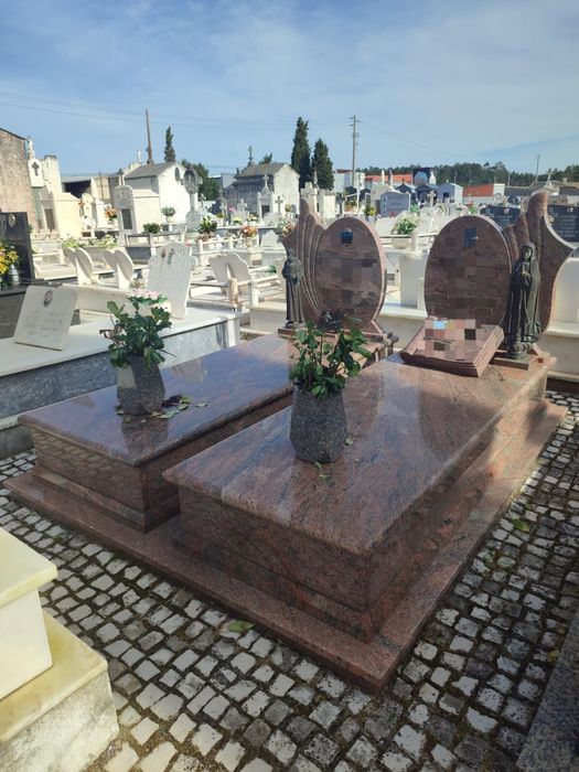 Campas, túmulos, lápides, jarras, lanternas. Tudo em pedra