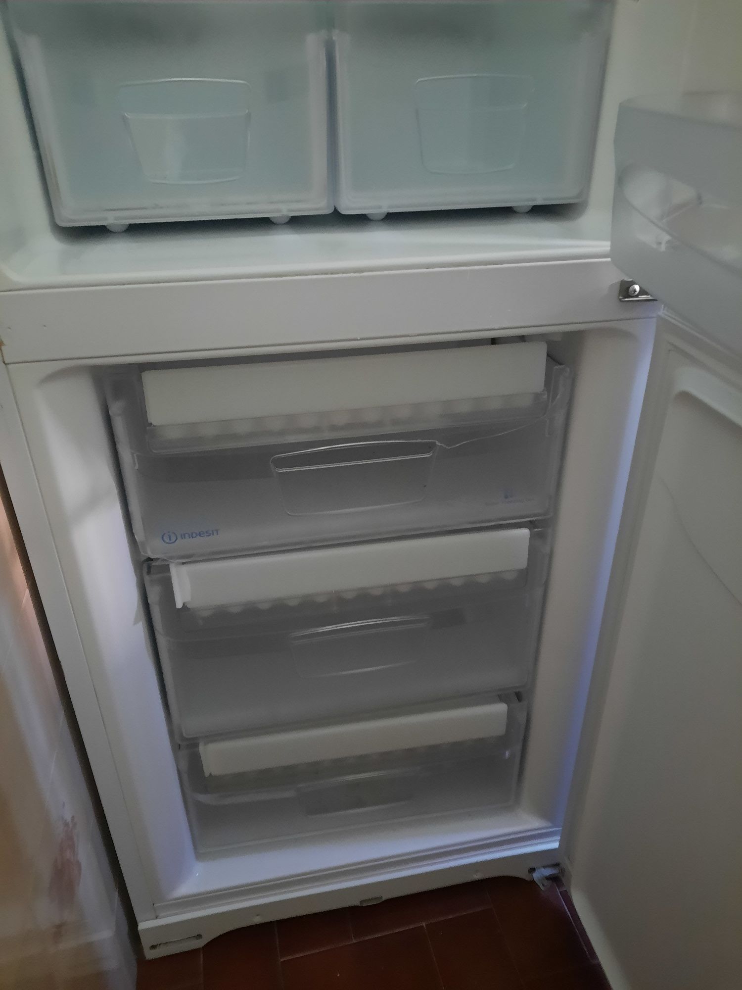 Frigorífico Indesit, a funcionar