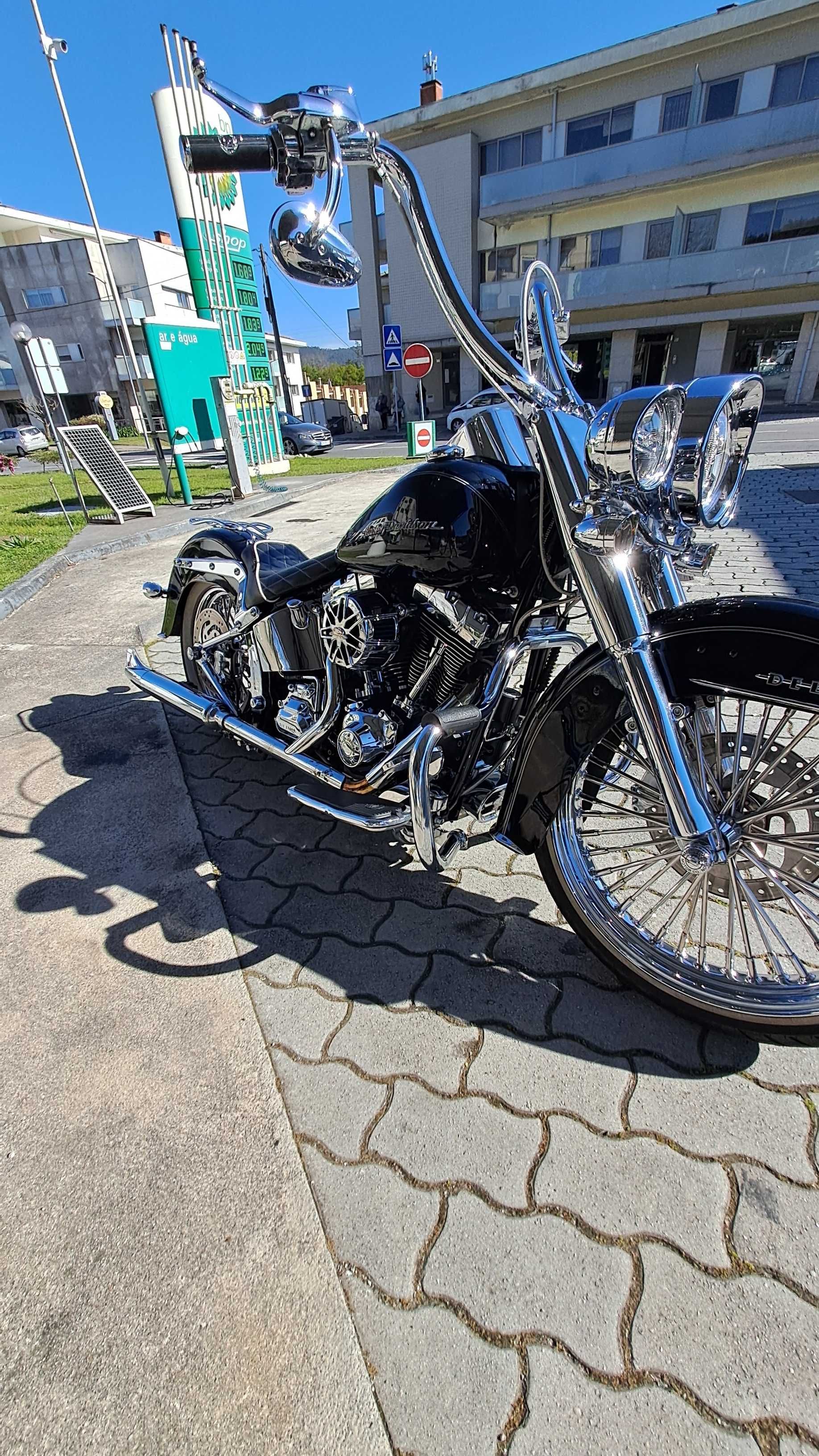 Harley Davidson Softail Deluxe estilo chicano