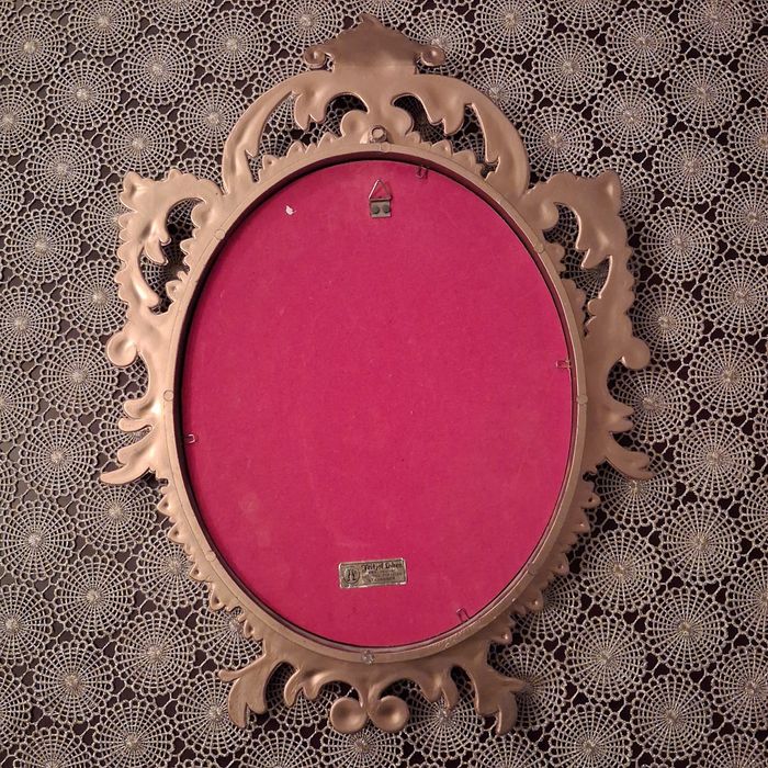 Pałacowy obraz z ozdobną złotą ramą