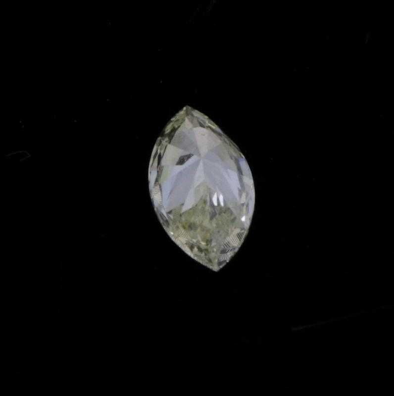 Diamante natural, em talhe brilhante marquesa, com certificado