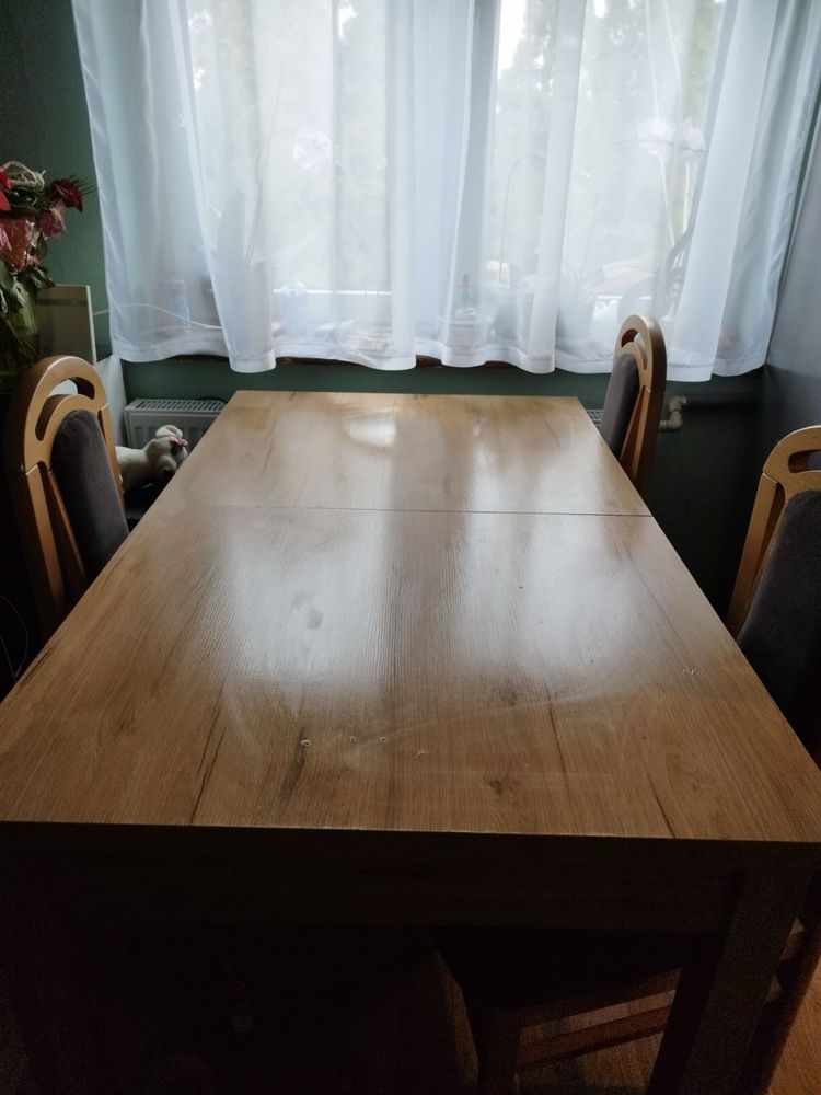 Stół kuchenny z 4 krzesłami