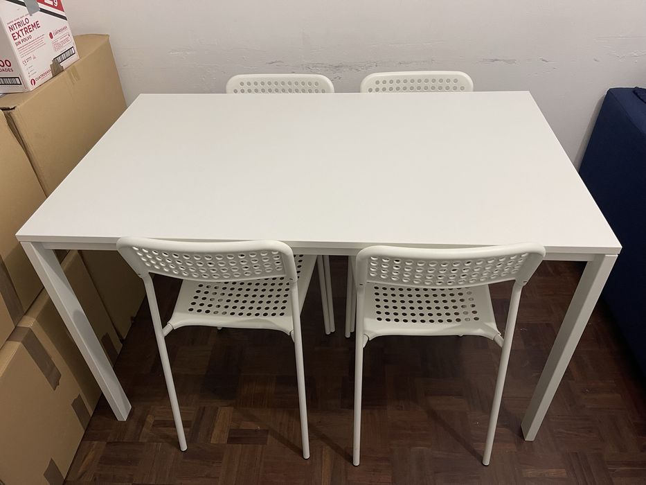 Mesa com 4 cadeiras