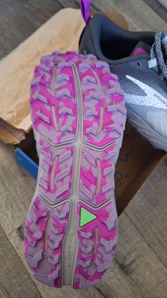 Brooks cascadia 17 кросівки жіночі