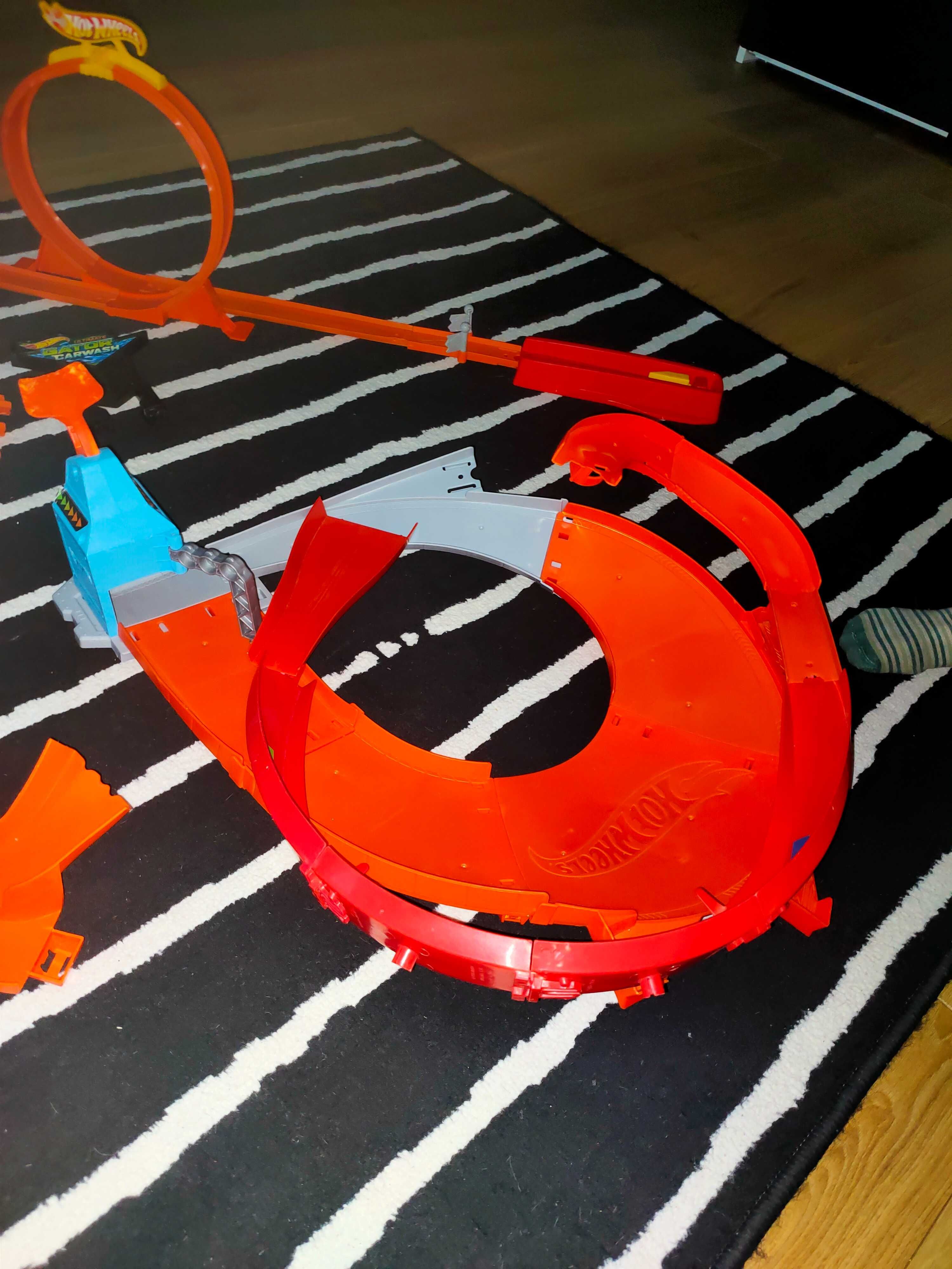 Hot wheels ultimate garage + megazestaw torów jakie można łączyć razem