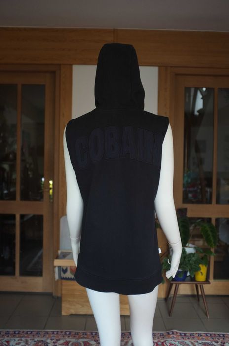 czarna bluza kangurka bezrękawnik Mouli Cobain jumper z kapturem