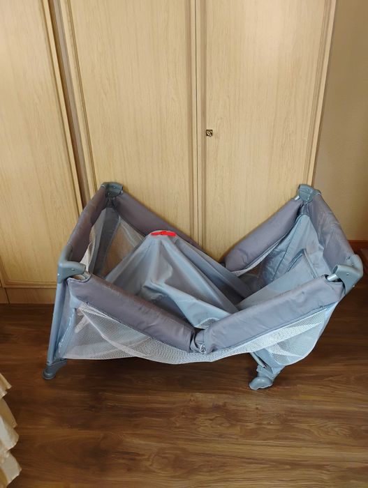 Turystyczne łózeczko dziecięce z materacem